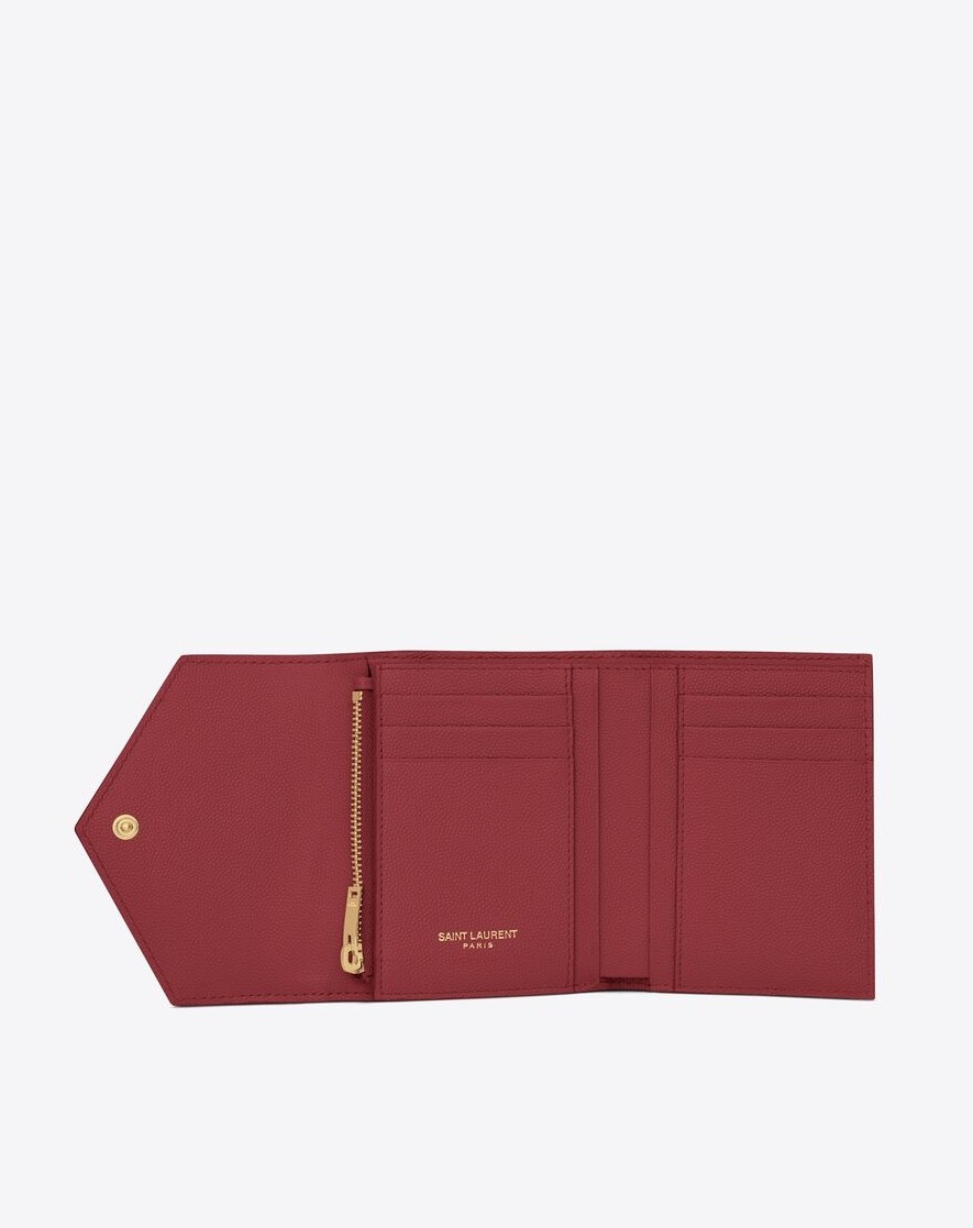 優雅酒紅的絎縫設計與YSL金屬字母,成為新年手袋裡的完美配件。