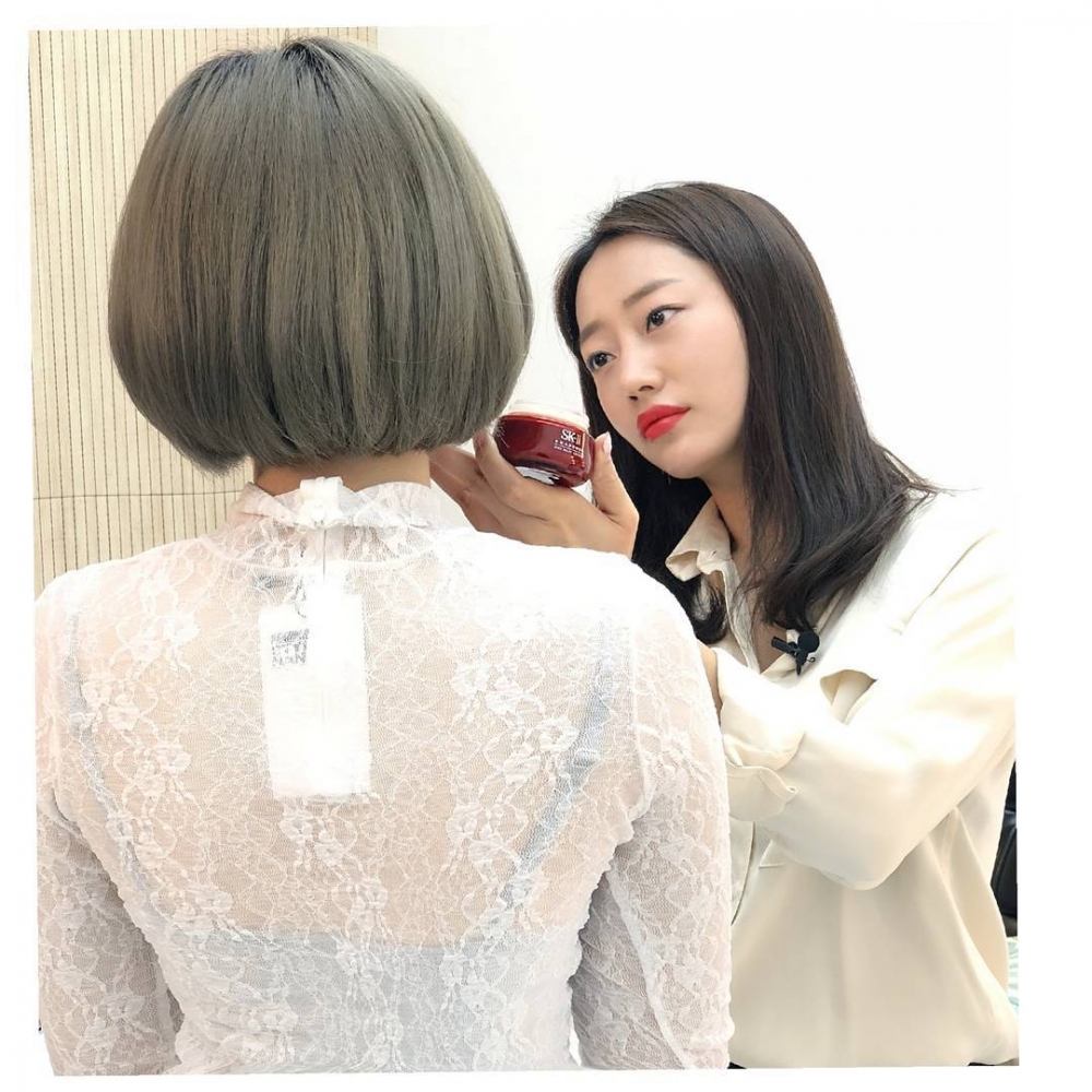除了幫明星化妝外,Shinae同時有經營新娘化妝。