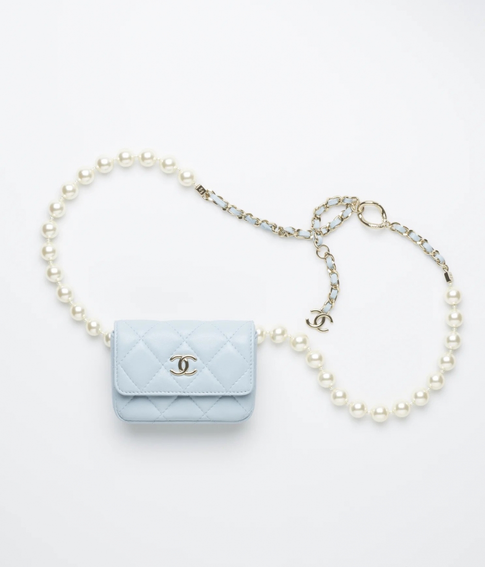 CHANEL Belt Bag以珍珠取代了一截的金屬鏈。