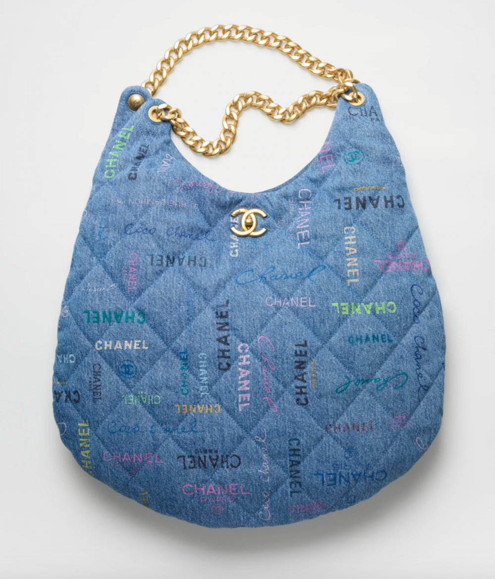 藍色的丹寧搭配上金色的鏈條，時髦又有型。