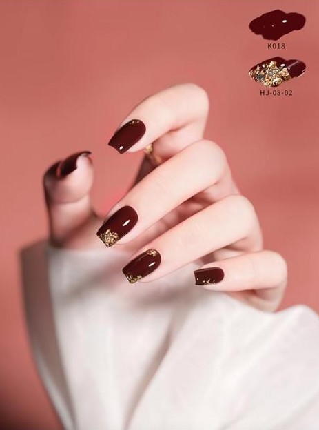 於酒紅色的美甲上飾上金箔，華麗非常！
