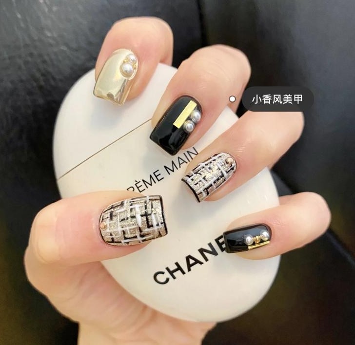 經典黑白金小香風美甲，CHANEL粉絲大愛。