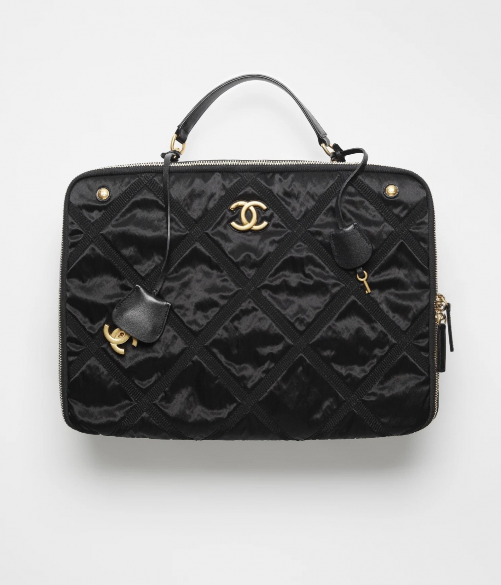CHANEL Travel Bag注入象徵性的菱格紋。