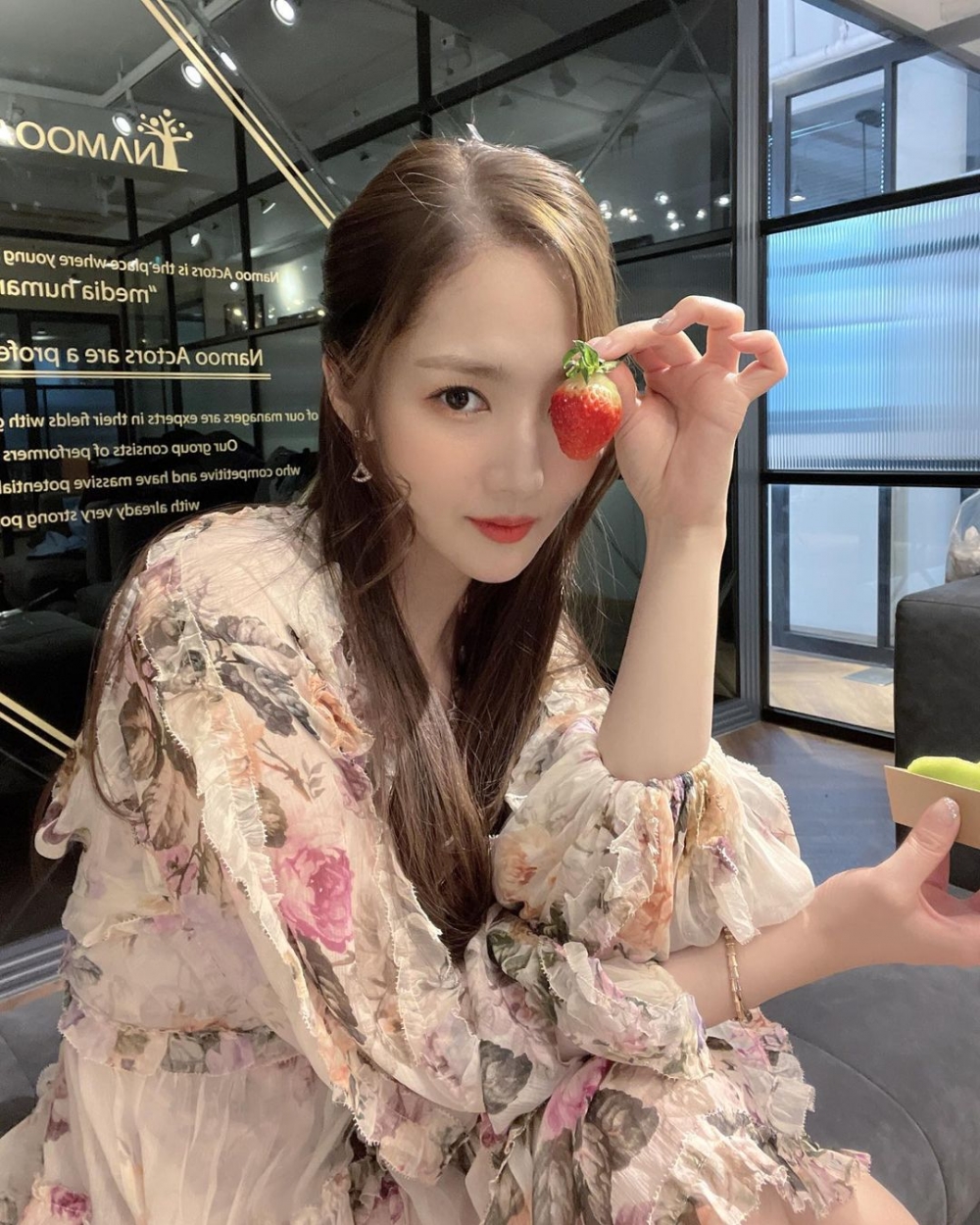 充滿仙氣的花卉連身裙,增添上幾分甜美感。