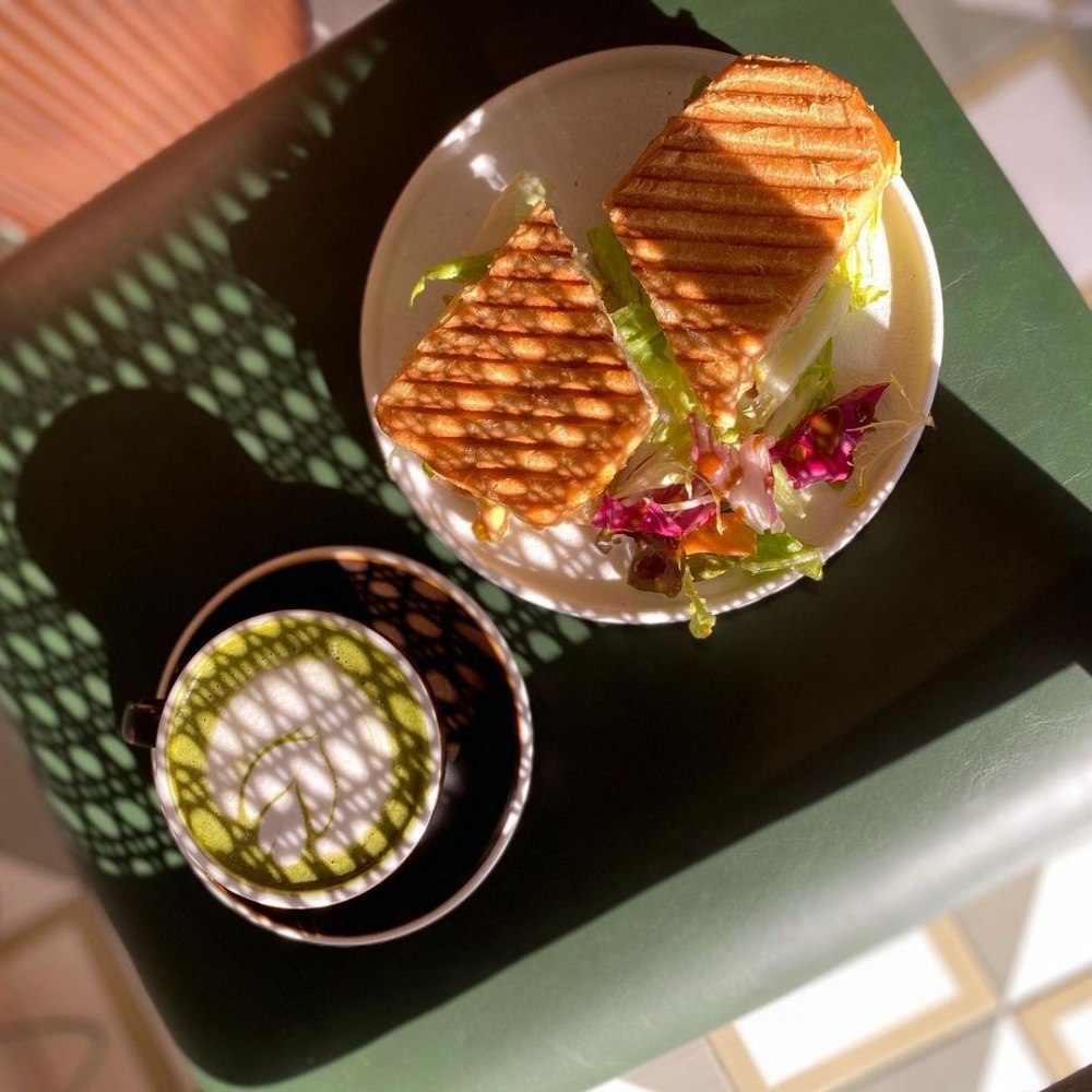 麵包夾著餡料經過熱壓,切半後,滿滿的內餡從麵包夾縫中流溢出來。