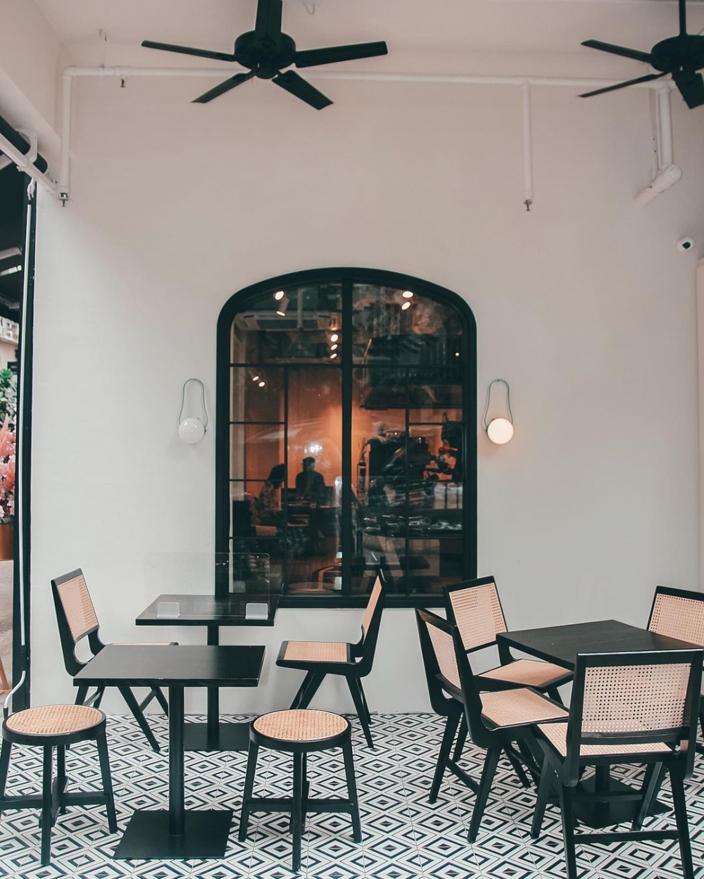 形的腳椅、圓形板凳椅交錯擺設在座位區。