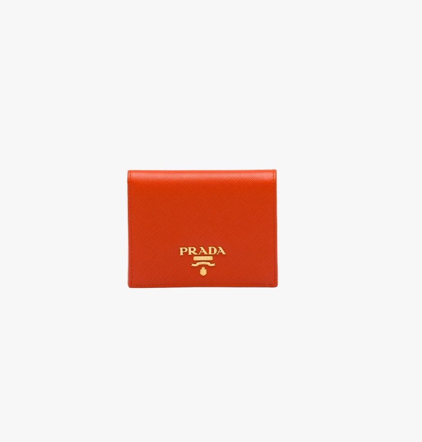 Prada Wallet金屬Prada字母徽標與橘色皮革相得益彰。