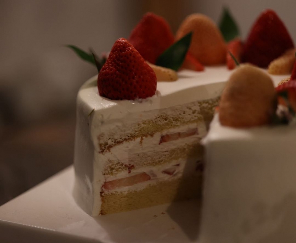 手工甜點的細緻度,擺滿在恰如其分綿密的蛋糕上。