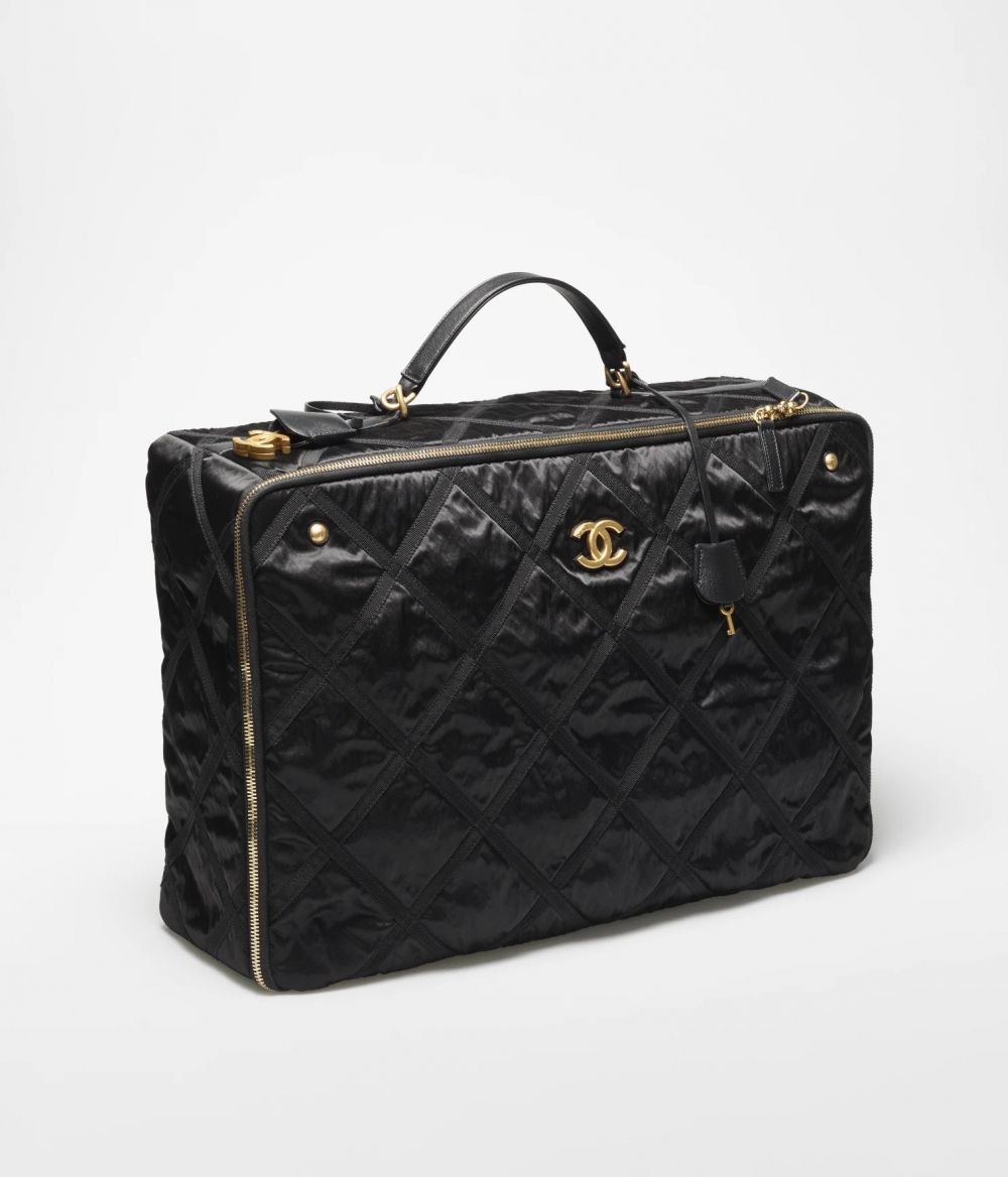 以長方形的輪廓、大容量設計自然是外出的完美手袋。