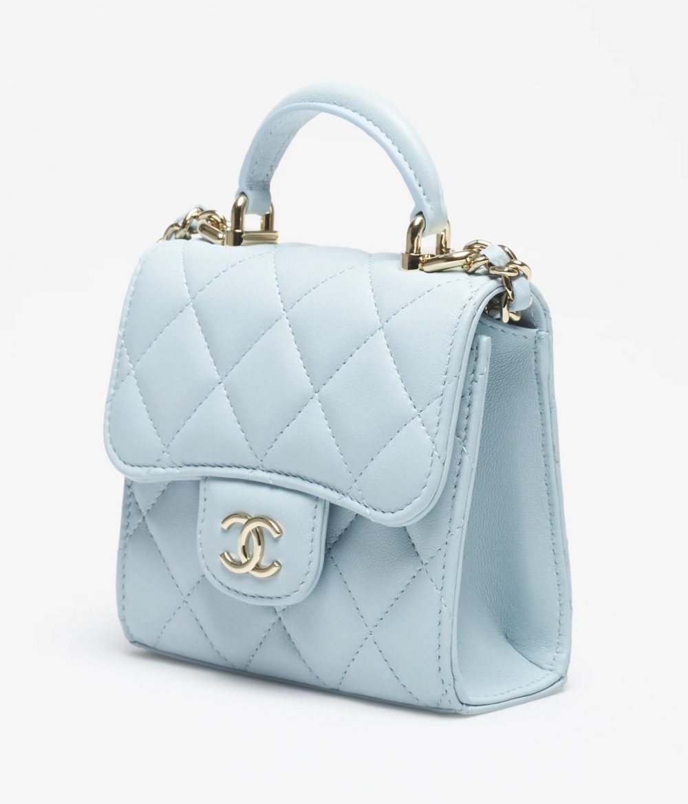 淡藍色的小羊皮製成，優雅中注入一股輕盈俏皮的活力。