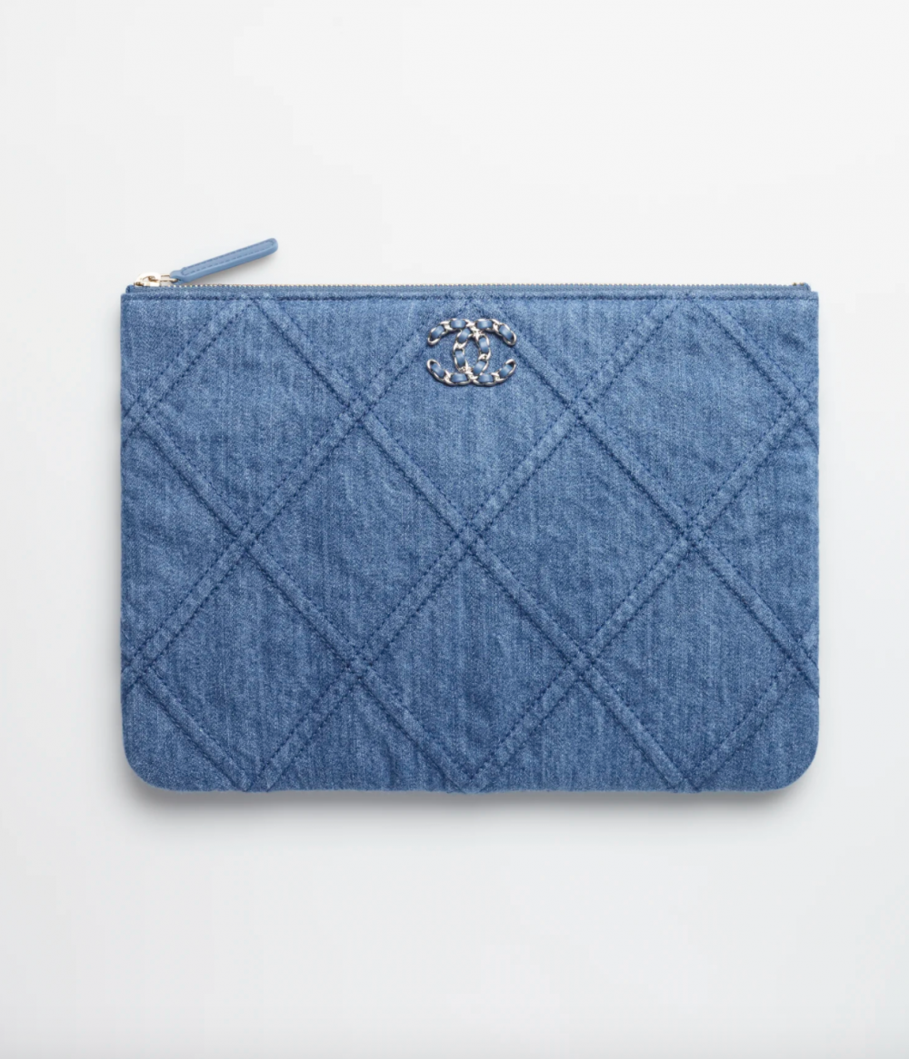 一款大尺寸的手提包，讓你能聰明收納。