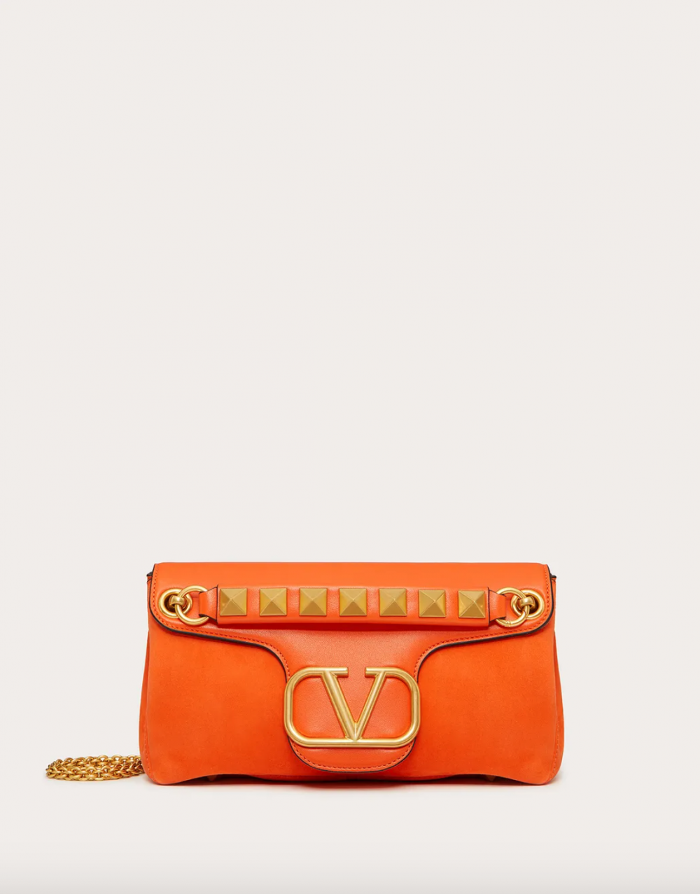 有著型格設計的Stud Sign Shoulder Bag in Nappa and Suede Leather,橘色也時髦滿分。