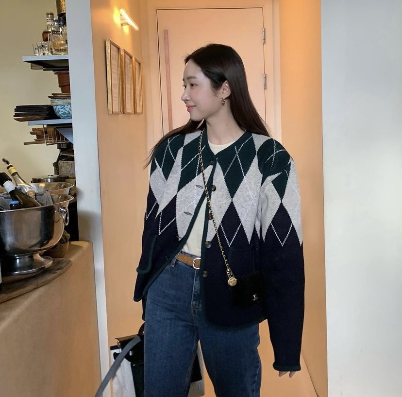 車靜媛溫柔婉約的時髦穿搭,就是一份拜訪男友家的完美典範。