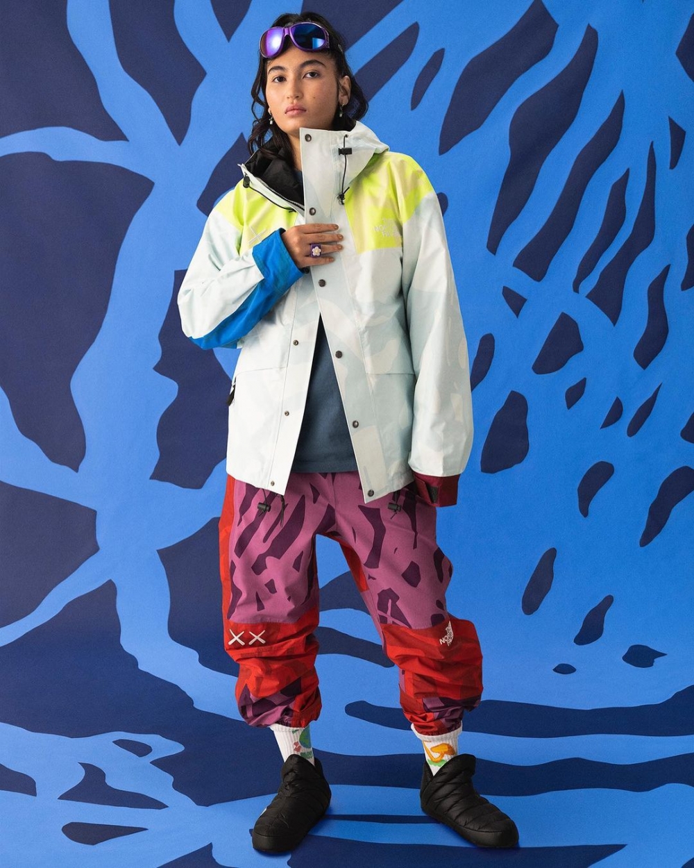 採用KAWS標誌性的圖案和色彩拼接的呈現,注入明亮又大膽的全新美學。