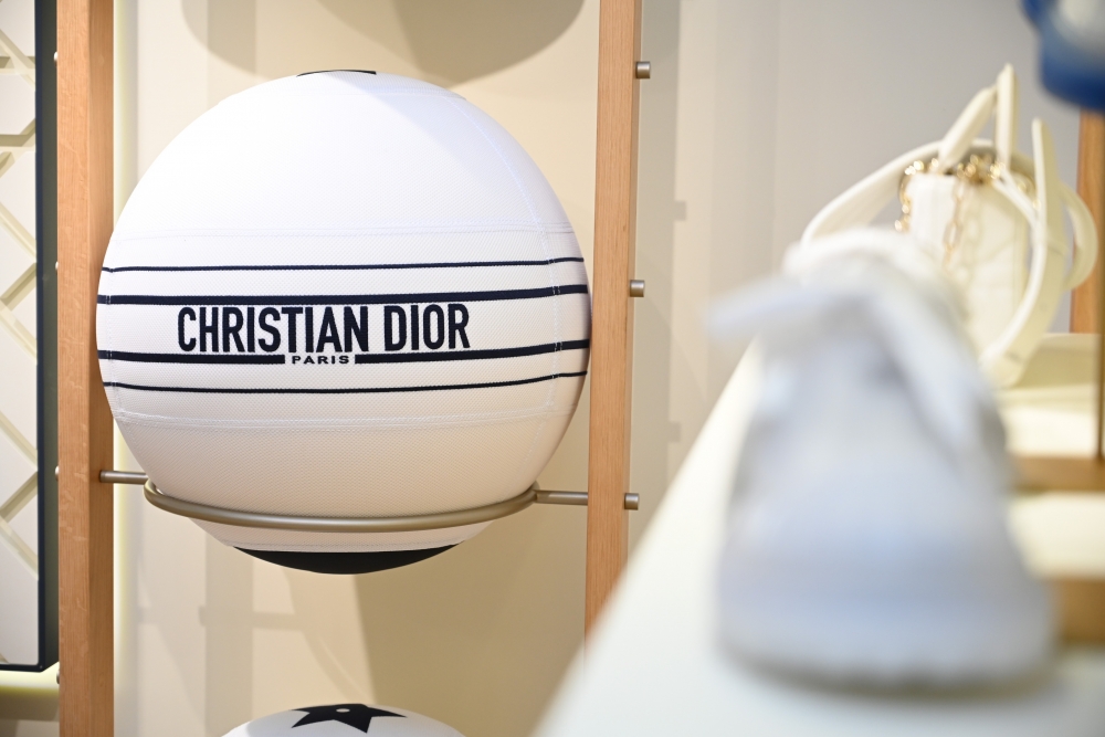 全系列以白色為主調設計,且綴上CHRISTIAN DIOR PARIS字樣。