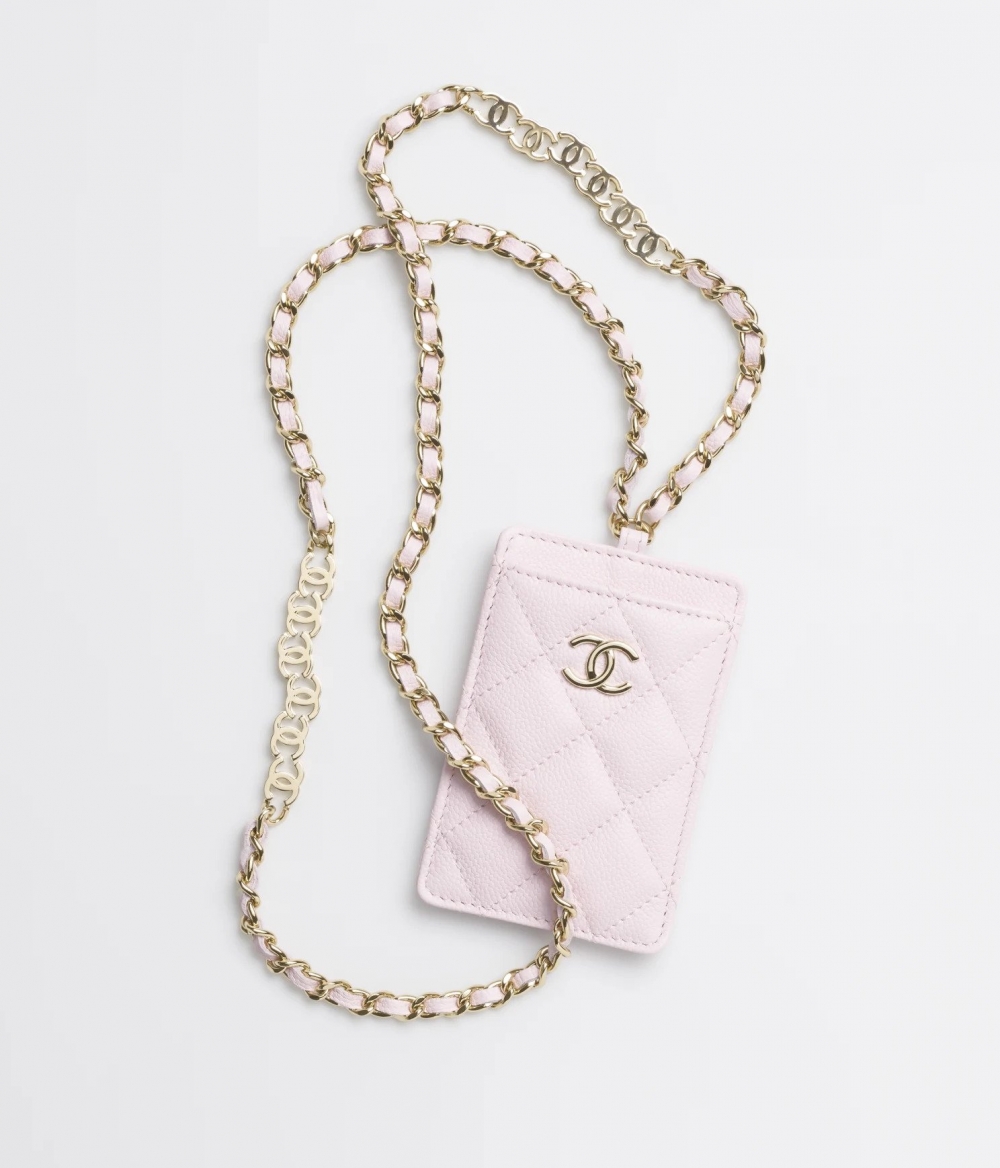 CHANEL Card Holder With Chain以閃亮粒面小牛皮製成。