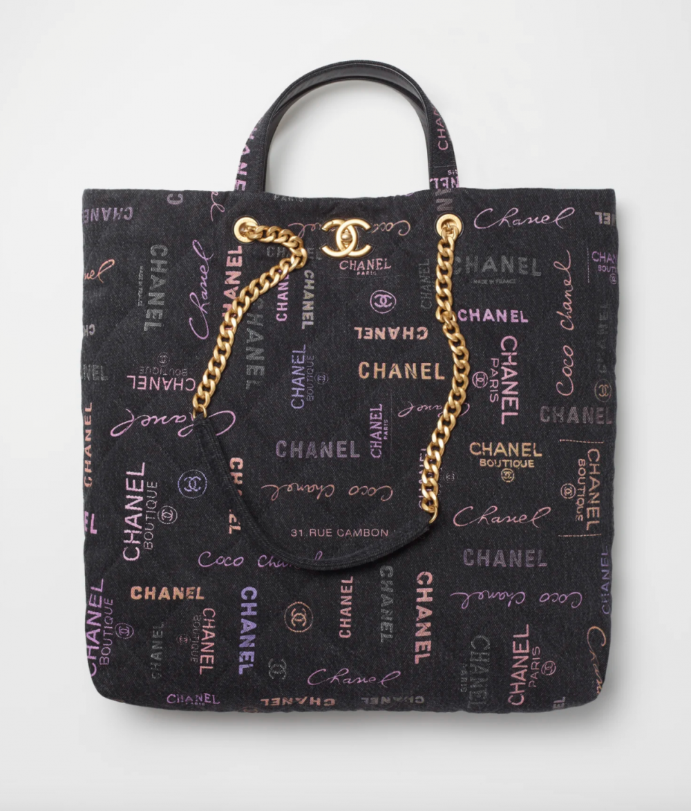 除了有著弧形輪廓的款式之外，黑色的長方形樣式也相當時尚。