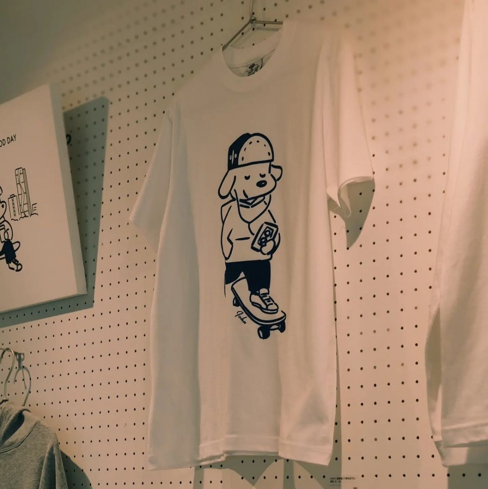 壁上掛印上JOHN圖案的T-shirt、杯子,手袋等單品。