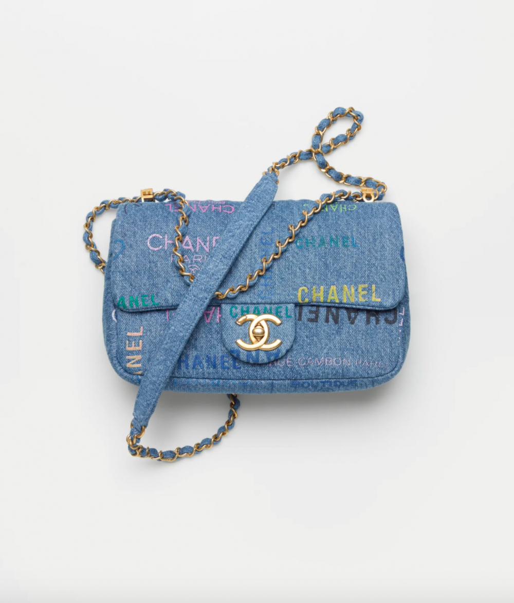 CHANEL的SS22中，將經典手袋換上活潑的丹寧布料。