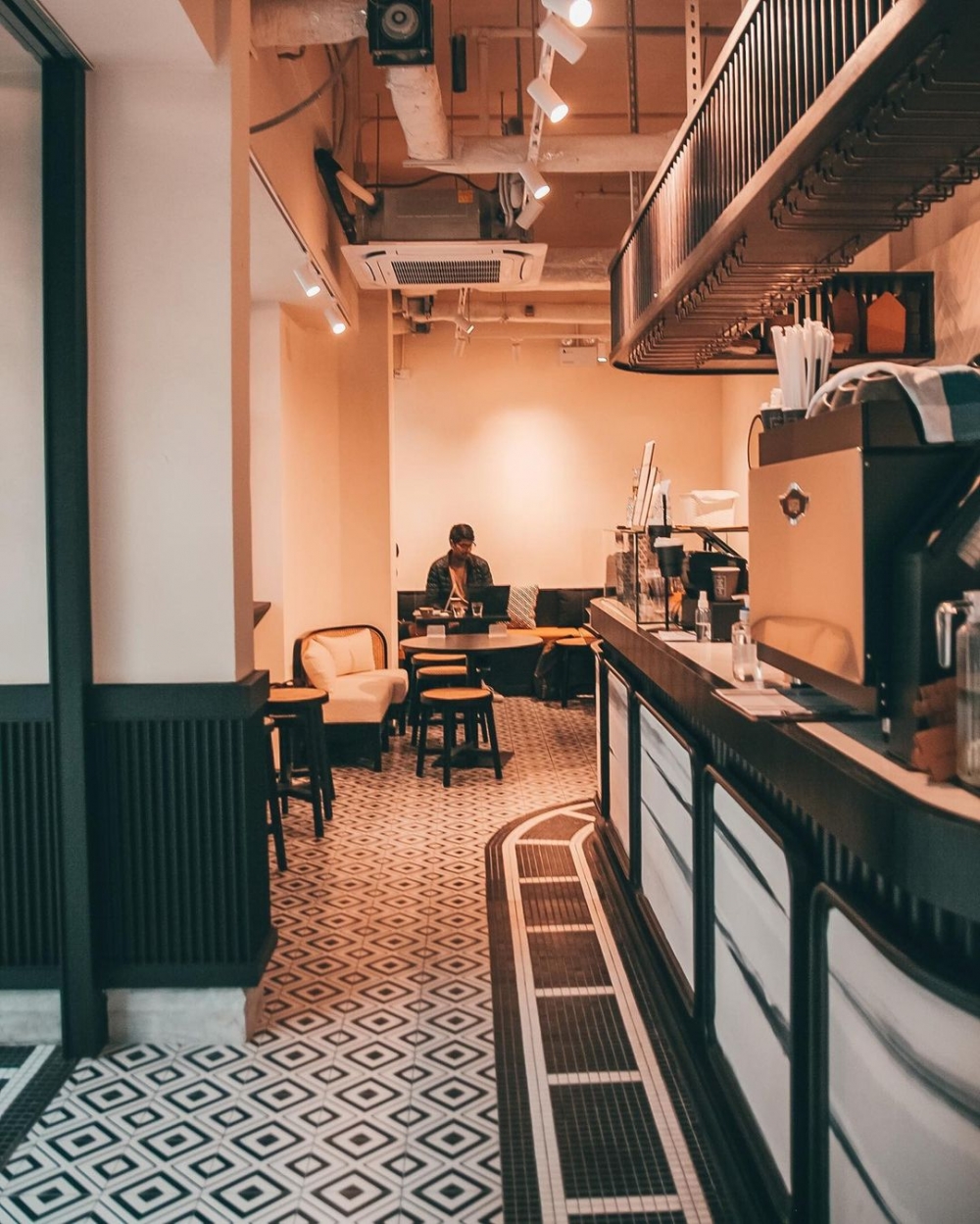 一邊走進LASSANA Coffee,細味被法式氣息包圍的感覺。