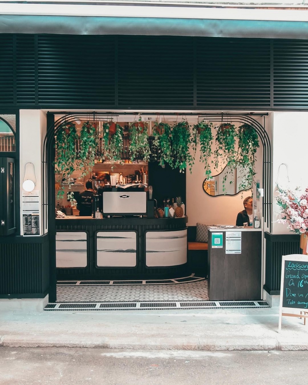 室內的掛牆燈、巧妙地懸掛在天花板的各式花束。