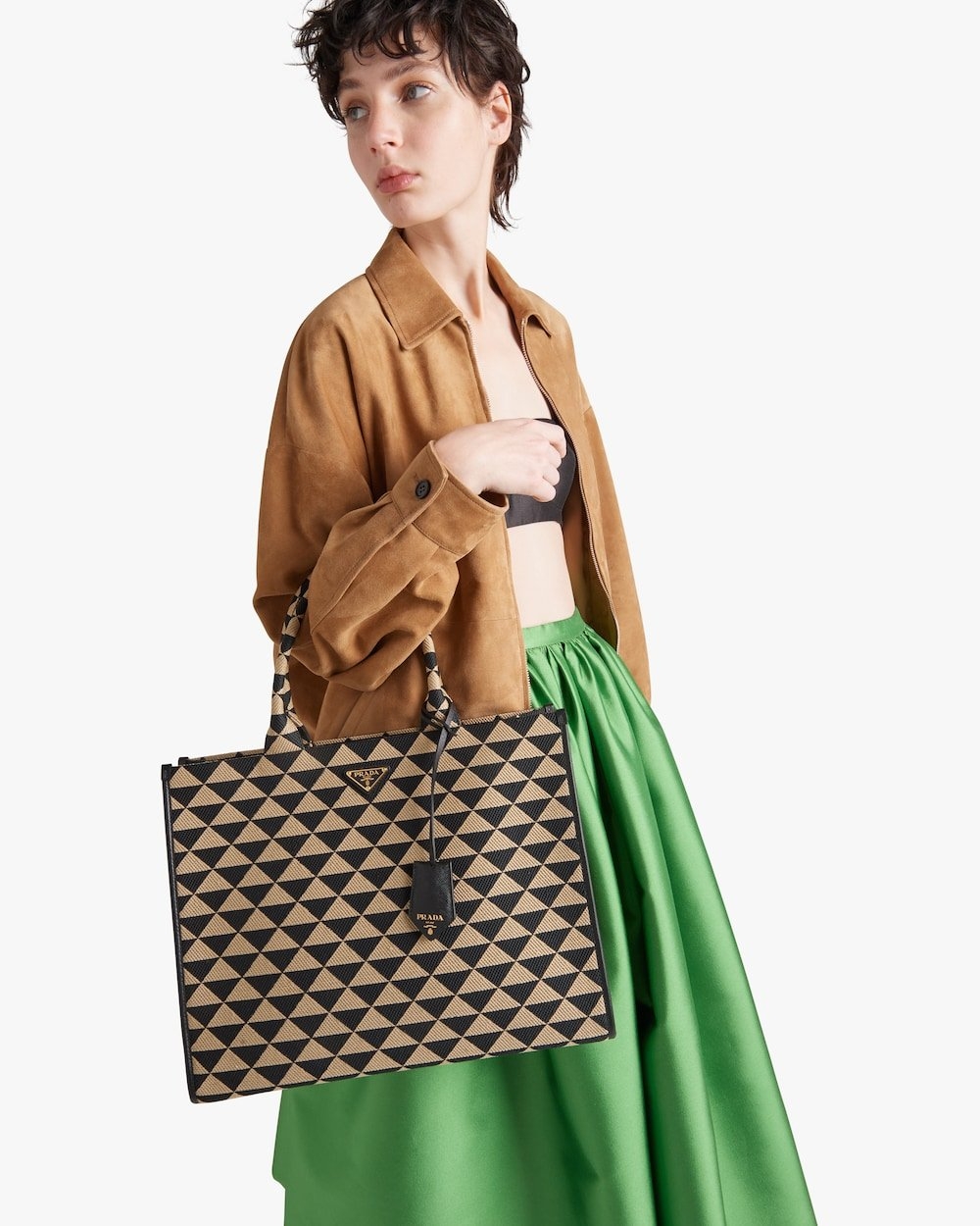 有著撞色設計的這一款Large Prada Symbole jacquard fabric handbag造型也相當時髦。