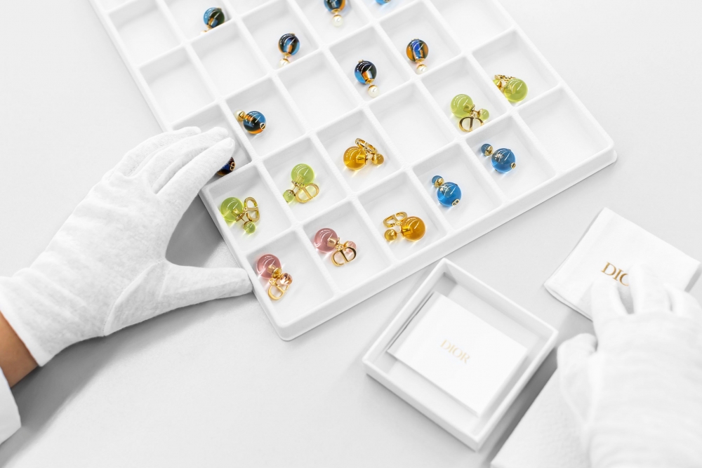 Dior獨到的切割技術,重新賦予Dior Tribale嶄新面貌。