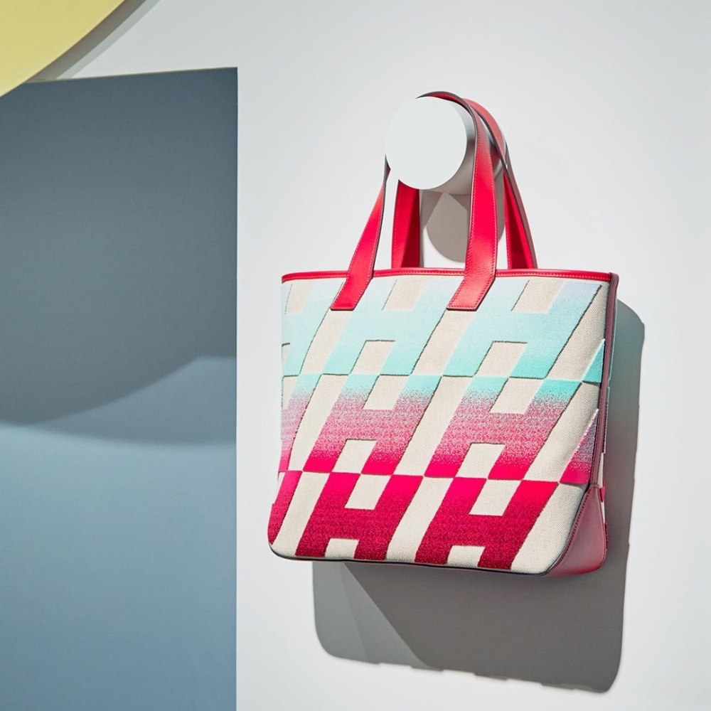 Cabas H en Biais托特手袋，以突出的經典H象徵標誌深受內行人喜愛。