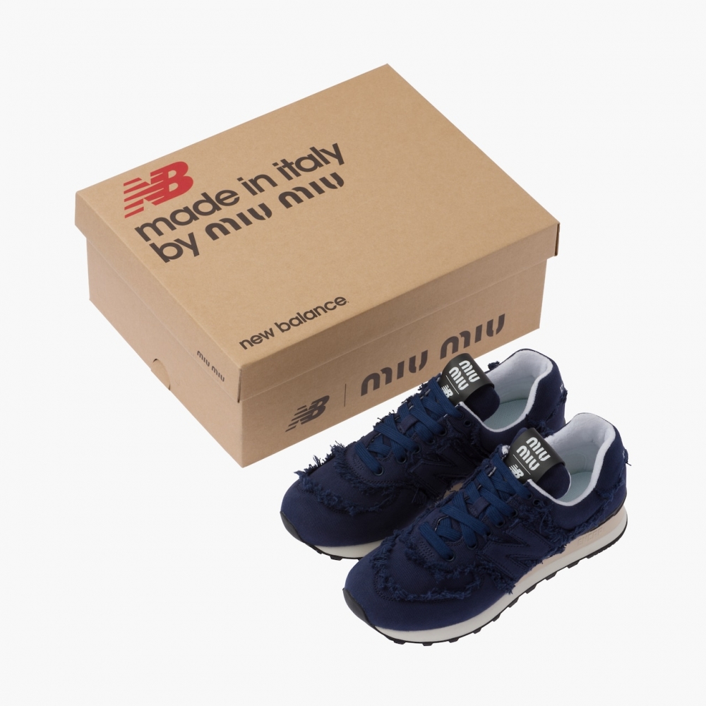 574 New Balance x Miu Miu Denim Sneakers-Royal Blue鞋盒。