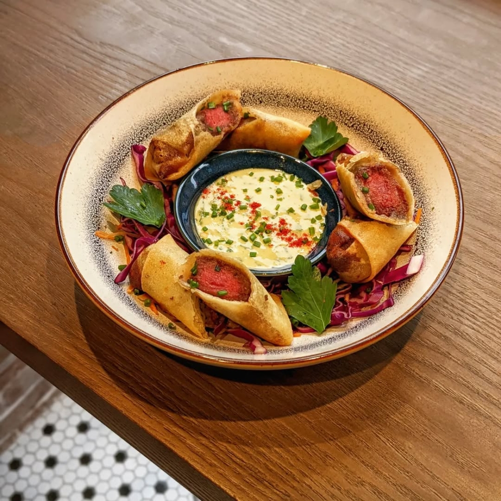 威靈頓春卷 — 外酥內嫩，推薦搭配黃芥末』。