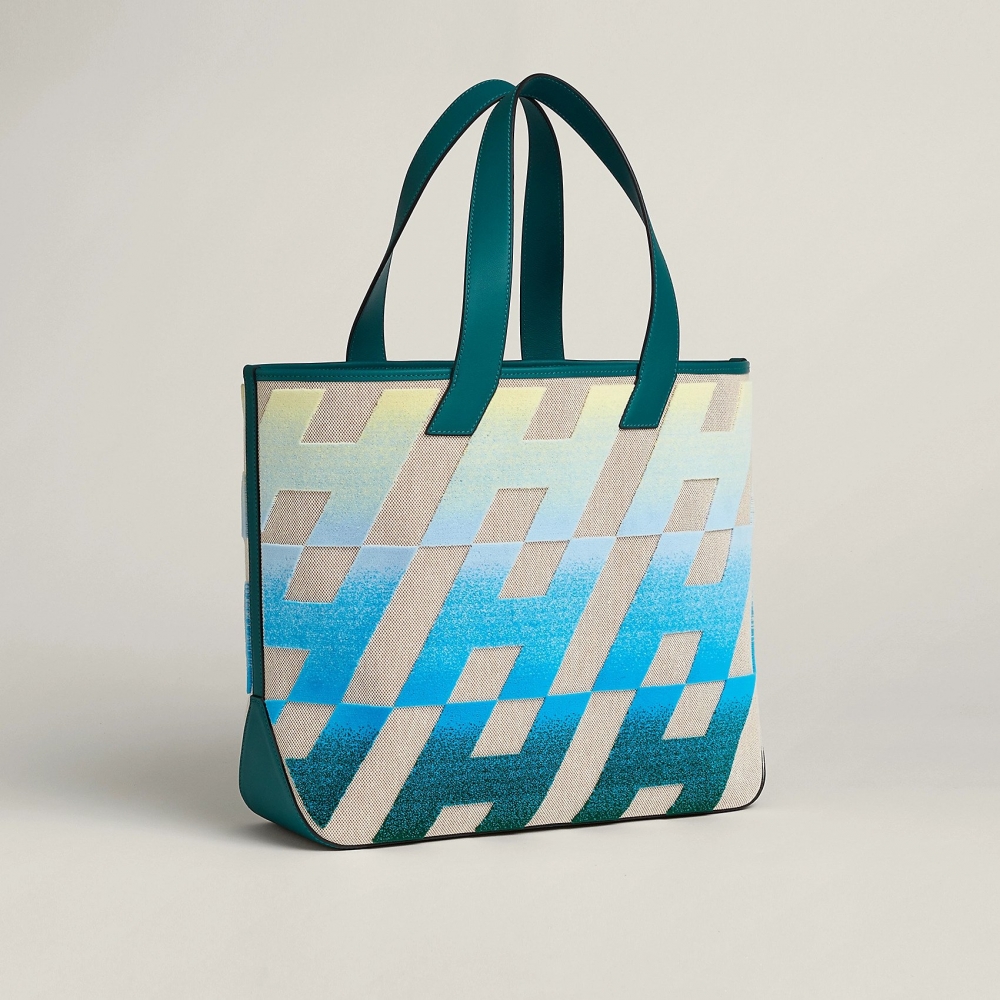 手袋底部以皮革縫製，加強了袋身的鞏固度。