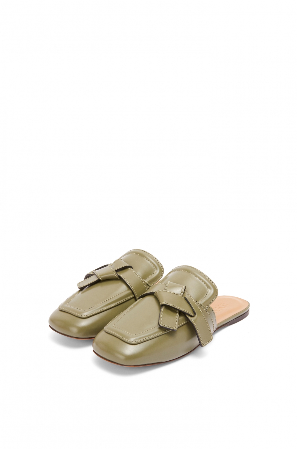 有著優雅設計的LOEWE Gate Flat Mule in Calfskin,在休閒之中不失優雅。