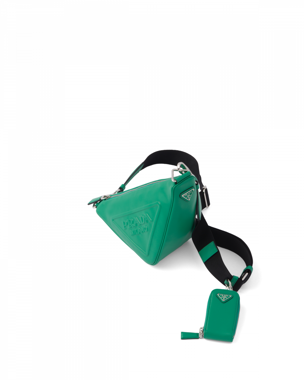 華實兼備的三角形標誌,塑造出令人印象深刻的獨特風格。