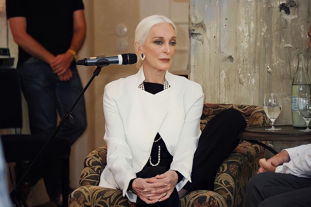 90歲超模Carmen Dell'Orefice優雅氣場，展現雋永的品味。