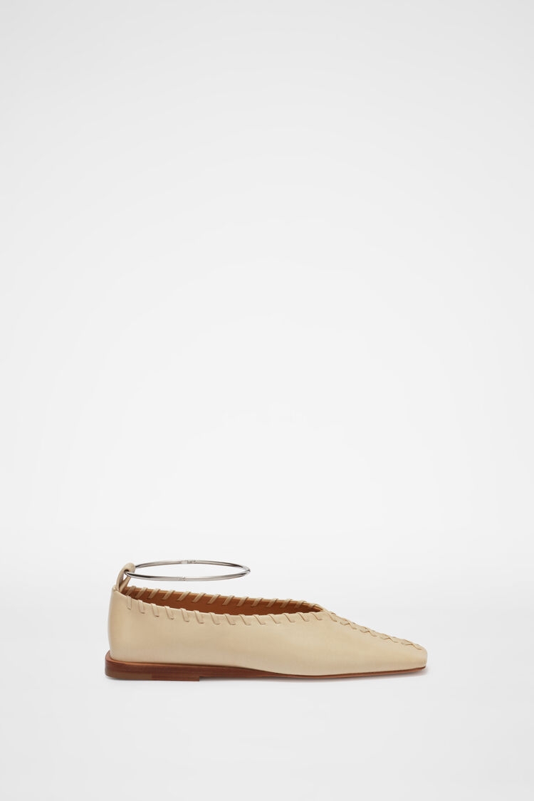 Jil Sander Ballerinas以純羊皮製成。