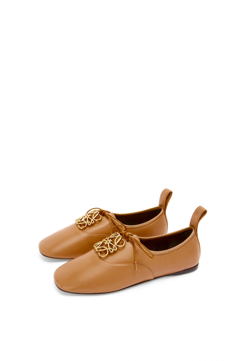 LOEWE Anagram Soft Derby In Lambskin方形鞋頭輪廓。