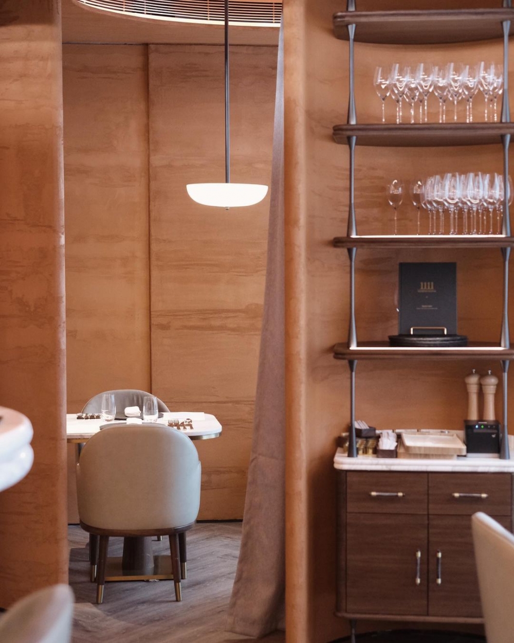 店內的牆面被彷彿自然岩層的紋路所包圍，讓人有種沉浸在大自然中的錯覺。