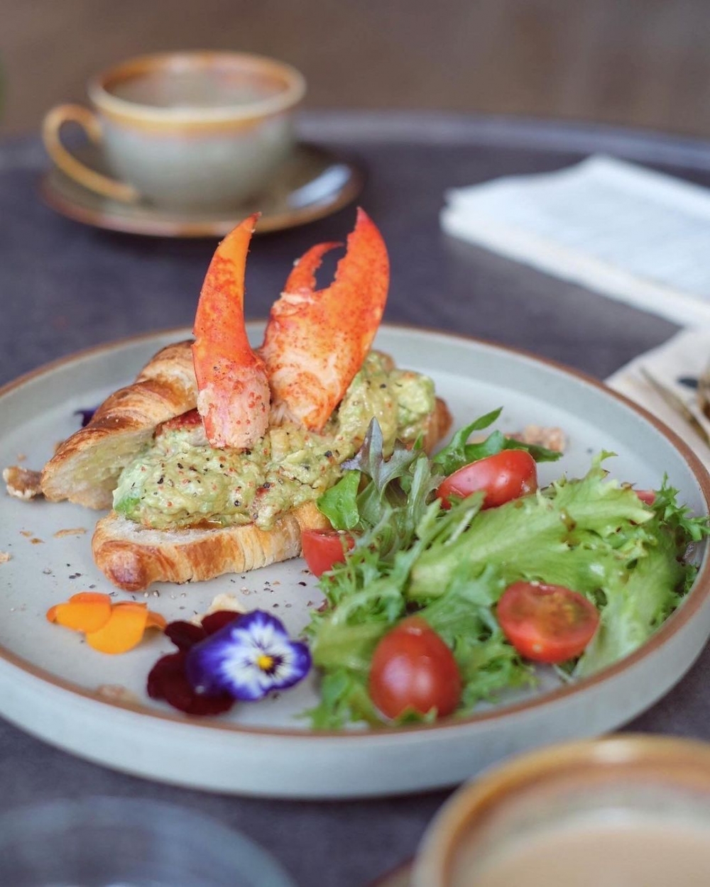 牛角包夾入牛油果與龍蝦肉的Lobster Croissant。