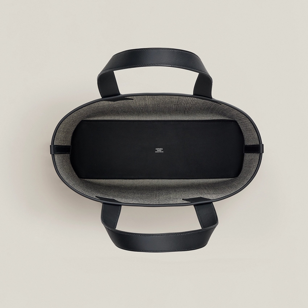 簡約的線條，配上手提長度的提把。