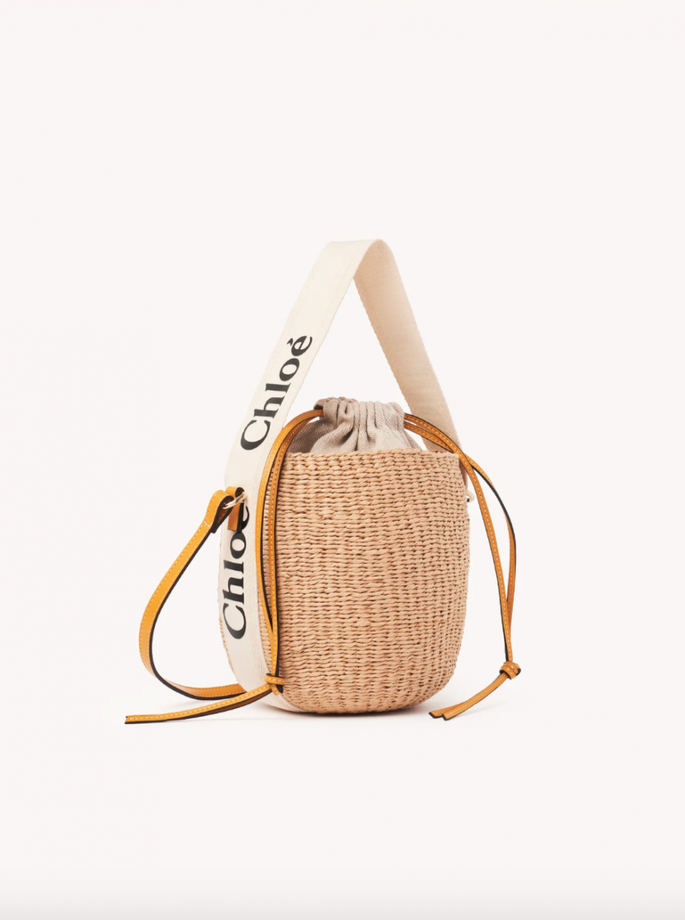 春夏之中，草編的款式也依舊是許多人的購入首選。