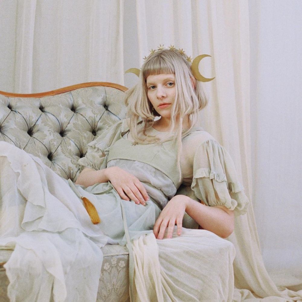 如精靈一般的AURORA,擁有空靈的優美歌聲。