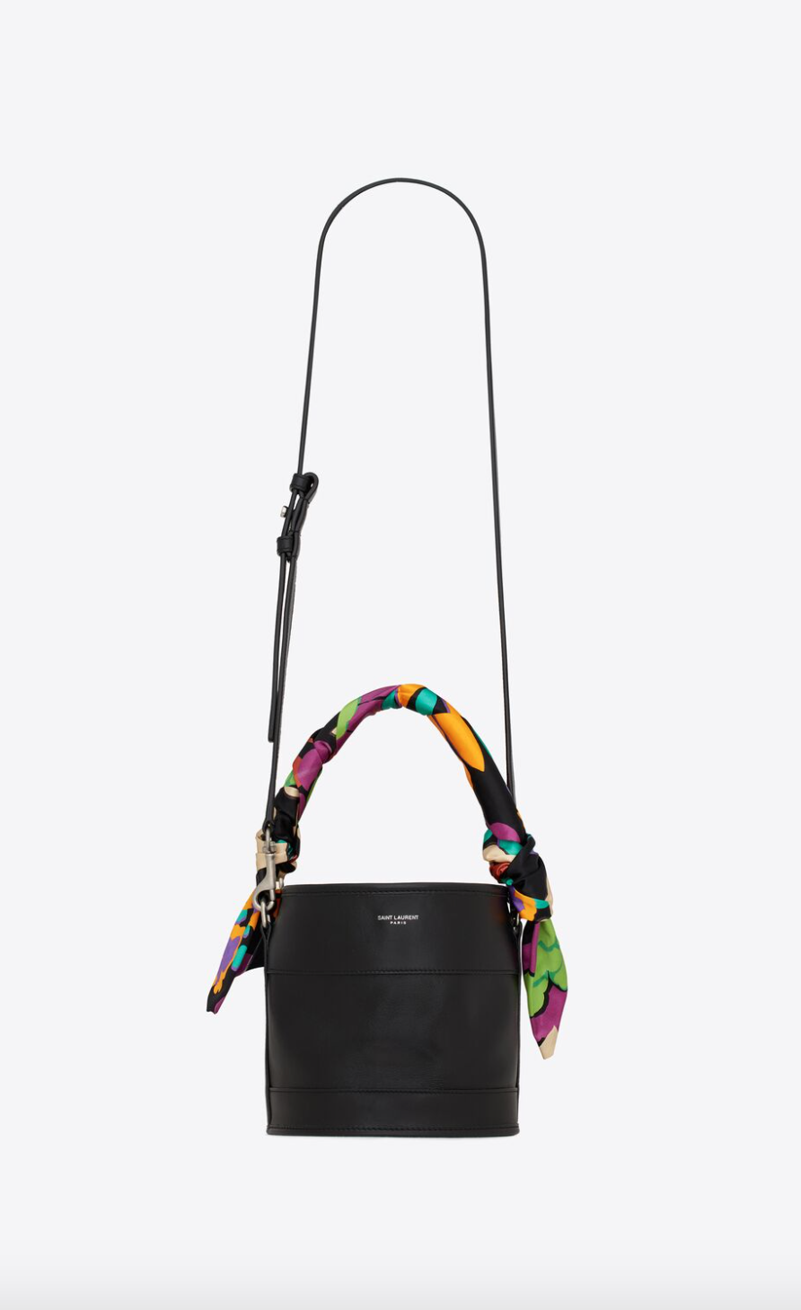 帶有鮮豔色彩的水桶包，非常適合在春夏之中搭配。