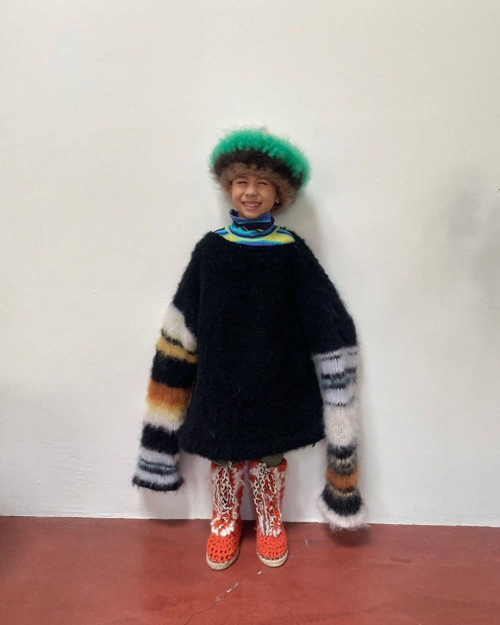 Cherry和Home的兒子穿上品牌針織品的俏皮樣。