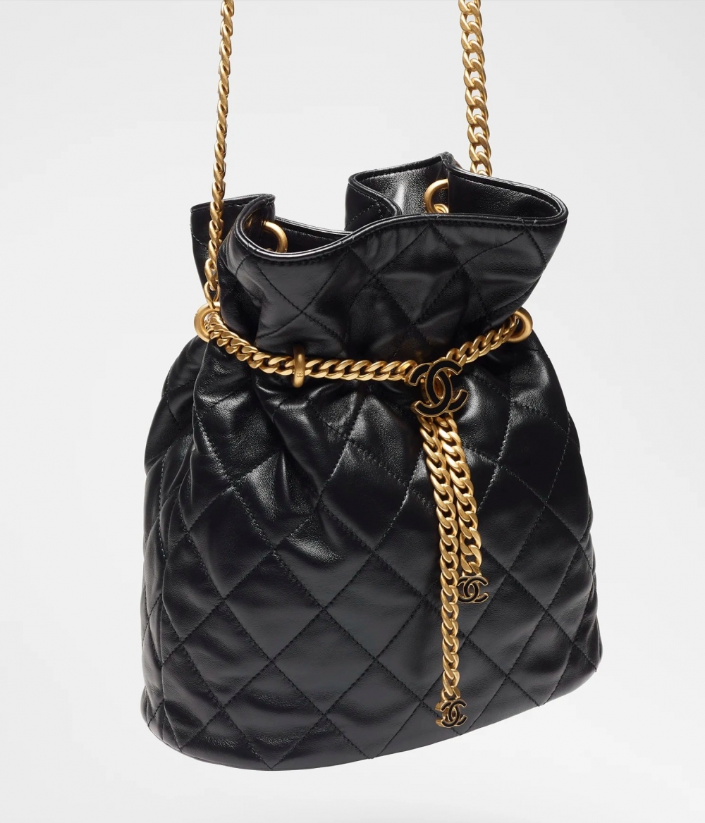 經典的CHANEL菱格紋，帶出時髦質感。