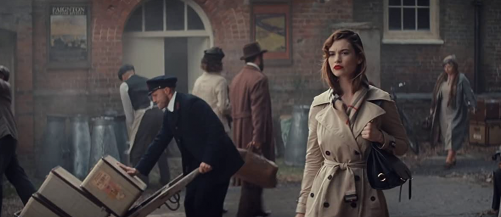 在《The Tale of Thomas Burberry》中將經典風衣穿出英倫質感。