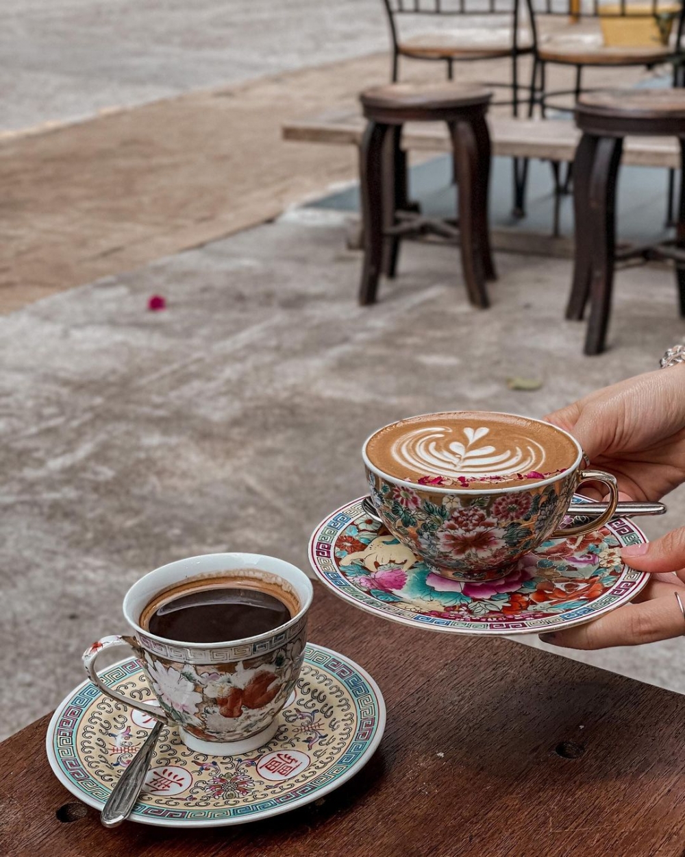 杯子裝著來自西方的咖啡,視覺外觀卻是充斥古代復古優雅的藝術美學。