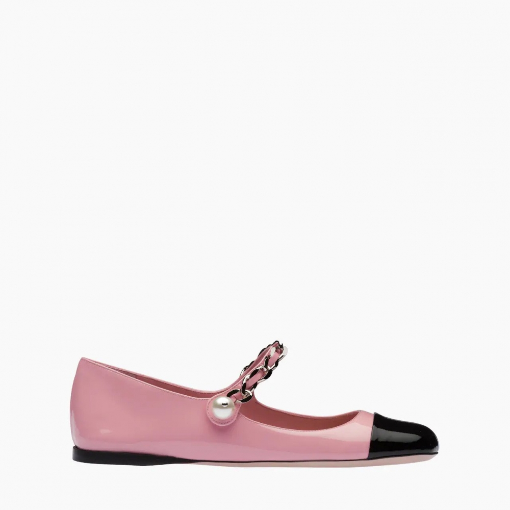 Miu Miu Patent Leather Ballerinas光亮的粉色漆皮材質。