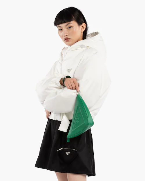 經典形狀再次幻化成線條流麗的萬用袋,綴以飾帶令造型更百搭。