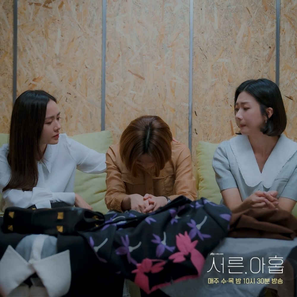俐落的手袋,能讓她展現出更加時髦的氣度。