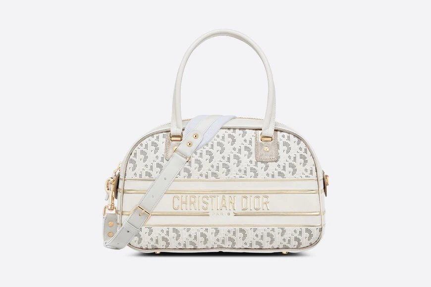 一推出便成為矚目款式,有著希臘氣質的Medium Dior Vibe Zip Bowling Bag。